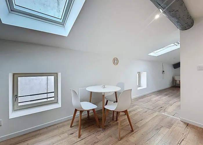 Spacious For Two In דירה *